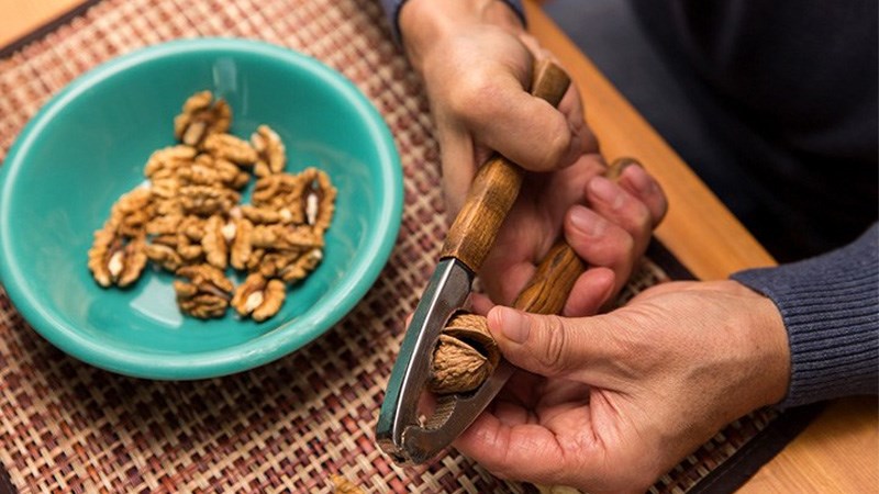  T&aacute;ch hạt &oacute;c ch&oacute; bằng k&igrave;m chuy&ecirc;n dụng