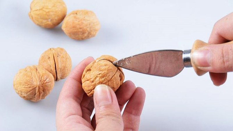 T&aacute;ch vỏ quả &oacute;c ch&oacute; bằng dao