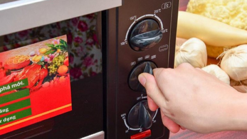 Lò có 3 chế độ nướng và dải nhiệt độ rộng