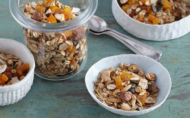 Ăn granola nguyên hạt cùng trái cây sấy khô