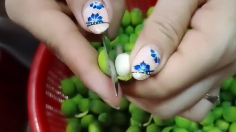 Cắt đ&ocirc;i vỏ hạt