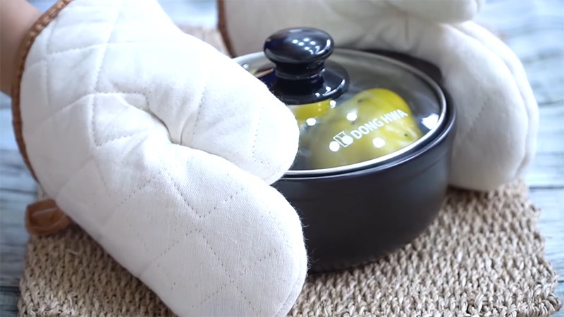Luôn áp dụng găng tay và tấm lót nồi