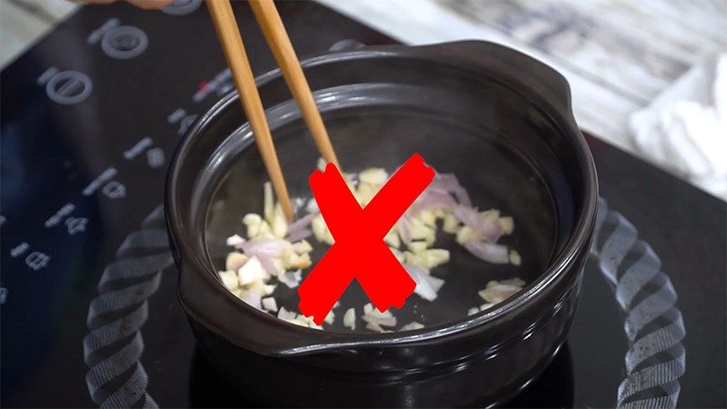 Không cần phi hành tỏi trực tiếp vào nồi