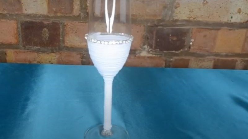 Quấn d&acirc;y cườm l&ecirc;n ly