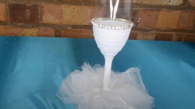 D&aacute;n nơ l&ecirc;n ly