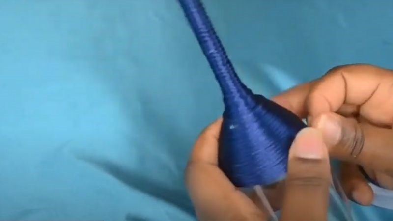 Quấn d&acirc;y m&agrave;u l&ecirc;n ly