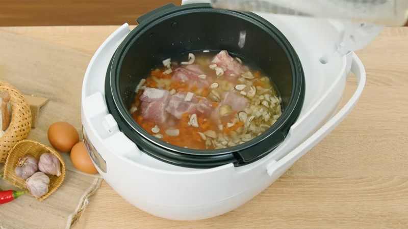 Đổ nước v&agrave;o nồi