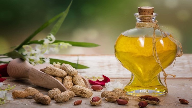 Kh&ocirc;ng n&ecirc;n bảo quản dầu bằng chai từ chất liệu kim loại