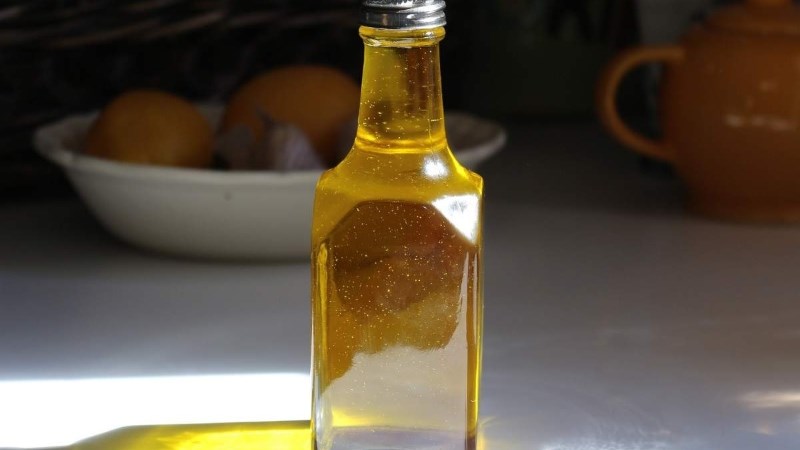 Để dầu ở nơi tho&aacute;ng m&aacute;t, tr&aacute;nh &aacute;nh nắng trực tiếp