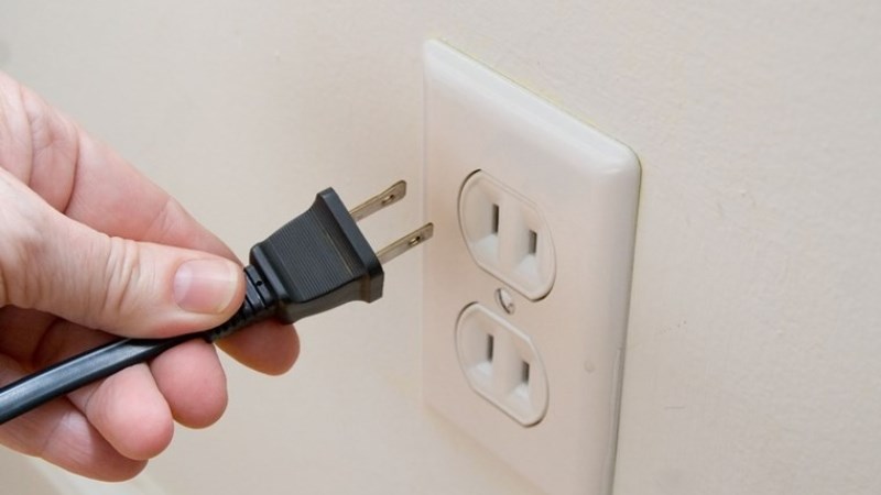 R&uacute;t ph&iacute;ch cắm c&aacute;c đồ d&ugrave;ng khi kh&ocirc;ng cần thiết