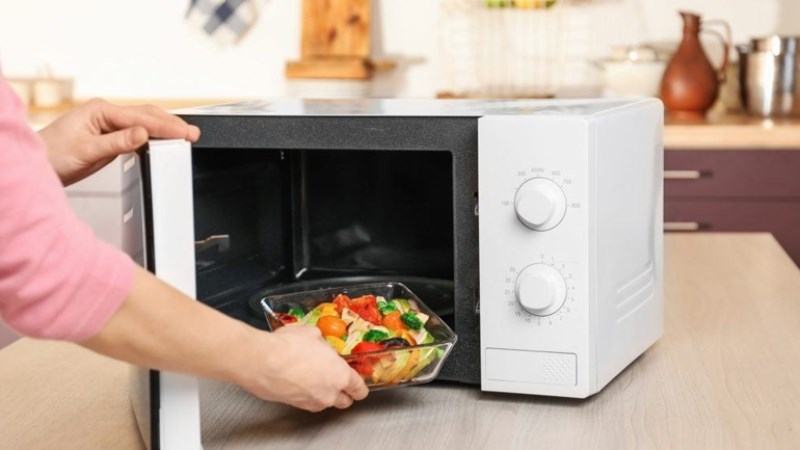 Hạn chế dùng lò vi sóng nấu chín thức ăn