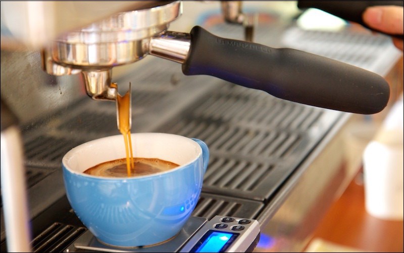 Cách làm cà phê bằng máy espresso