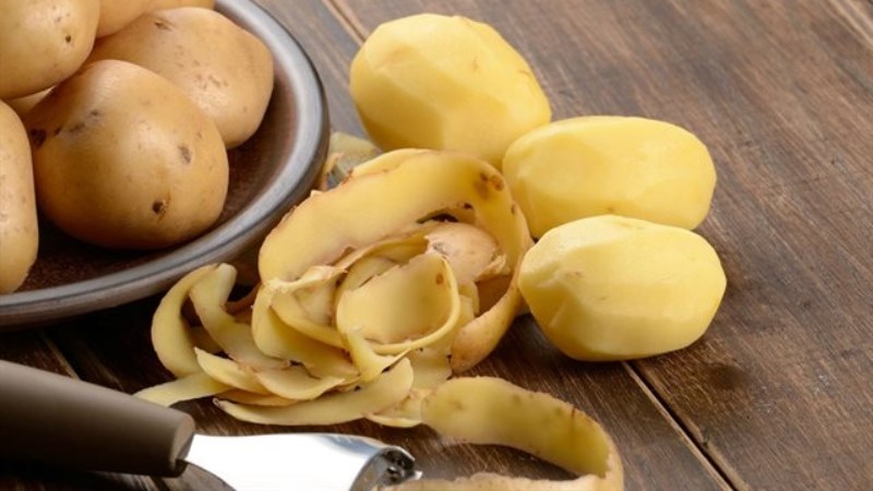 Dùng vỏ khoai tây hoặc khoai sọ