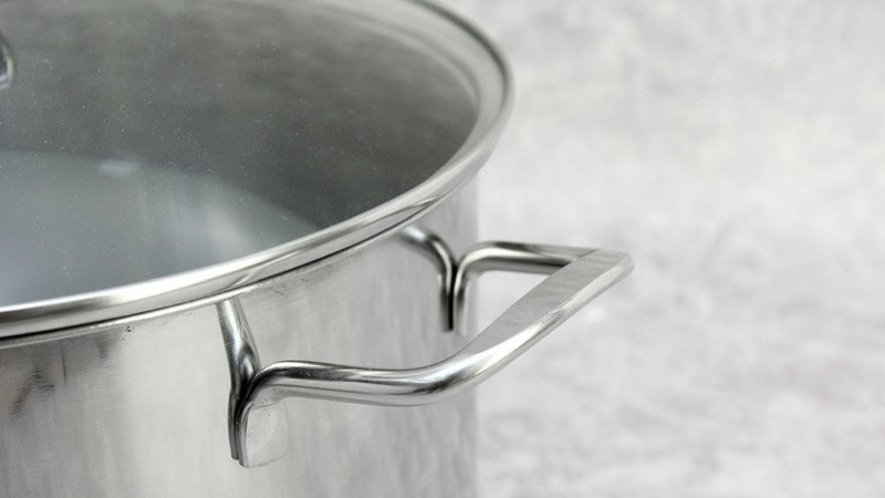 Chọn nồi có quai chắc chắn để đảm bảo an toàn