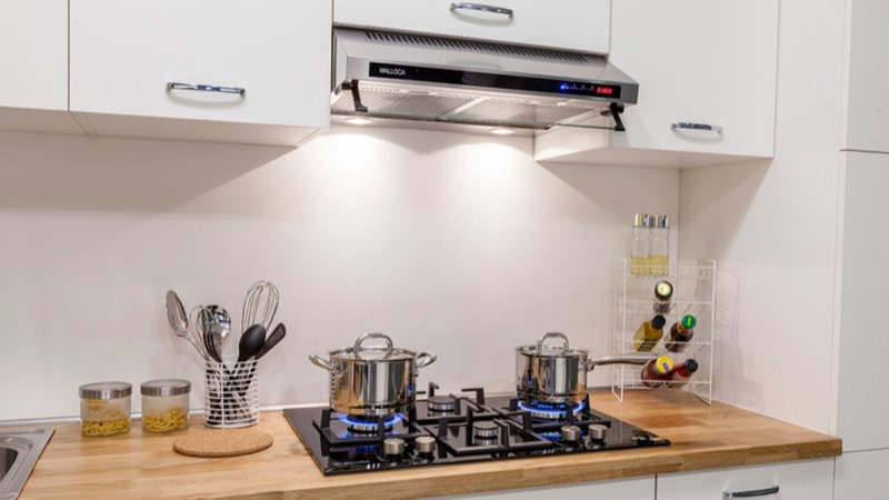 Khoảng c&aacute;ch lắp đặt giữa bếp v&agrave; m&aacute;y h&uacute;t m&ugrave;i kh&ocirc;ng hợp l&yacute;