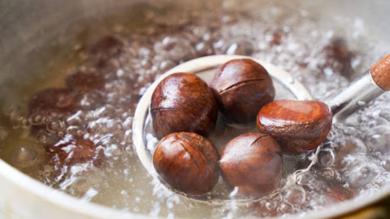 Đun sôi trong nước muối