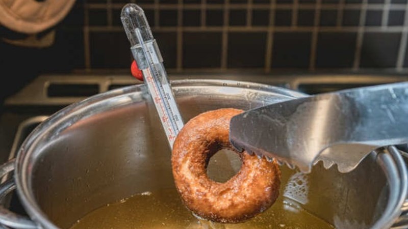 Thường xuy&ecirc;n kiểm tra nhiệt độ s&ocirc;i của dầu