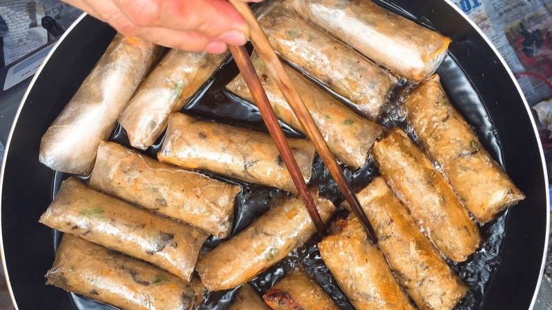 Thường xuy&ecirc;n trở nguy&ecirc;n liệu khi chi&ecirc;n