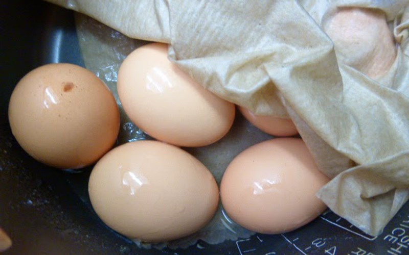 Luộc trứng bằng bếp 