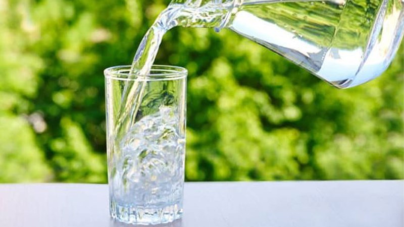 Rót nước vào đồ thủy tinh đúng cách