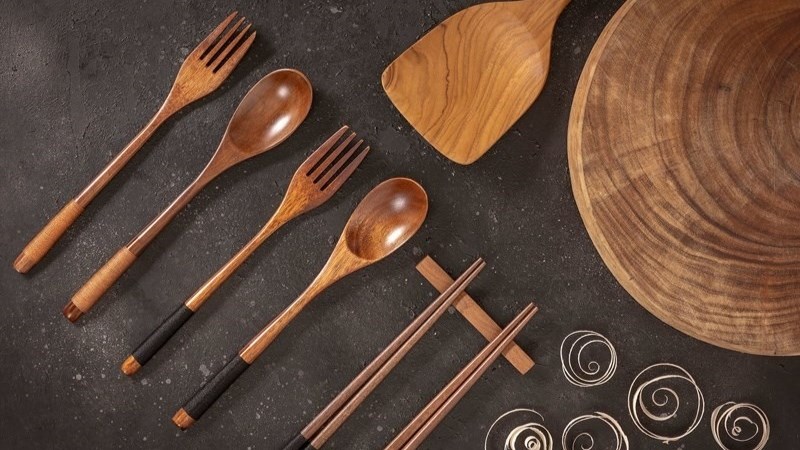 Sử dụng c&aacute;c dụng cụ nấu ăn th&iacute;ch hợp