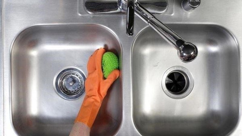 Thường xuy&ecirc;n vệ sinh bồn rửa b&aacute;t