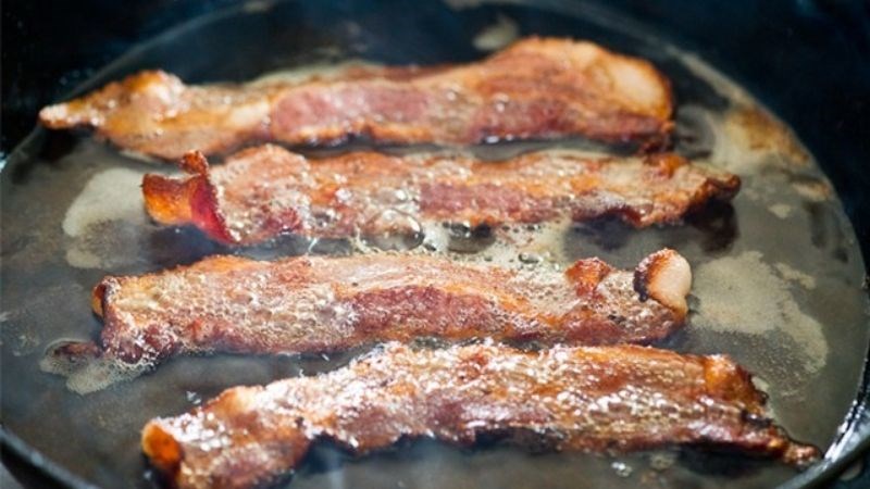 Đun n&oacute;ng dầu rồi mới cho thịt x&ocirc;ng kh&oacute;i v&agrave;o chi&ecirc;n