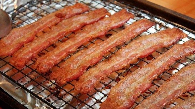 L&ograve; nướng bị bẩn dầu mỡ qu&aacute; nhiều sau khi nướng thịt x&ocirc;ng kh&oacute;i