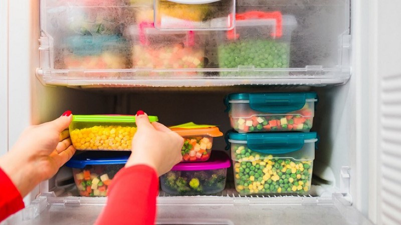 Đặt thức ăn trong tủ lạnh vào hộp đựng thực phẩm bằng nhựa, sứ hoặc thủy tinh