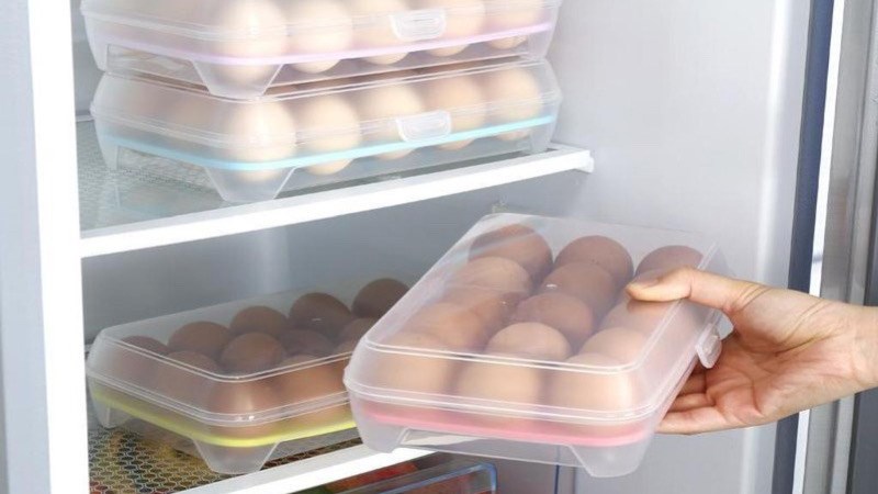 Đặt trứng vào khay chuyên dụng và để vào phần giữa tủ lạnh