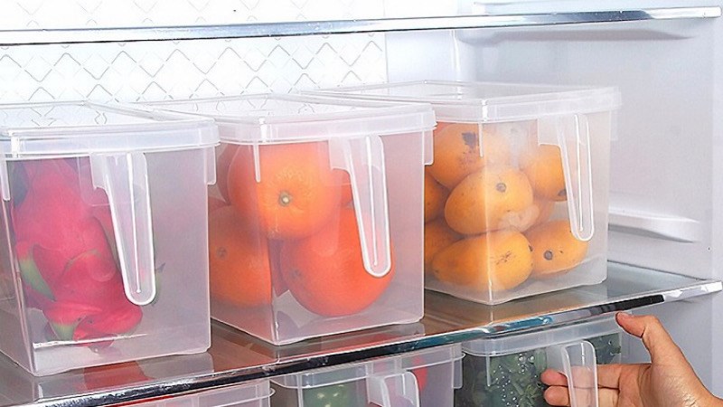 Trai cây phân loại thành từng, cho vào hộp đựng để ngăn mát tủ lạnh