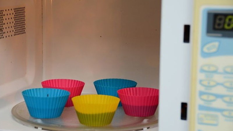 Nhược điểm của b&aacute;nh l&agrave;m bằng l&ograve; vi s&oacute;ng