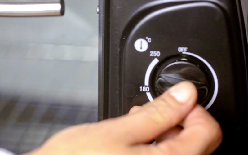 Điều chỉnh nhiệt độ v&agrave; chế độ nướng th&iacute;ch hợp