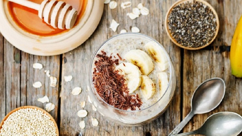 Rắc hạt chia l&ecirc;n c&aacute;c m&oacute;n ăn