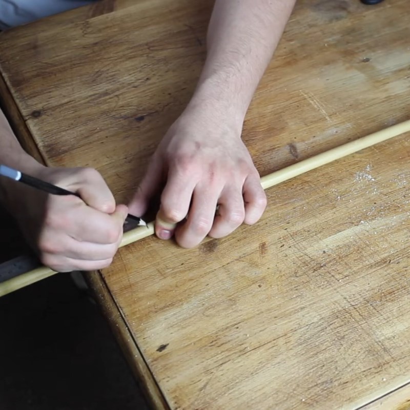 Bước 1 Cắt ống tre Cách làm ống hút tre