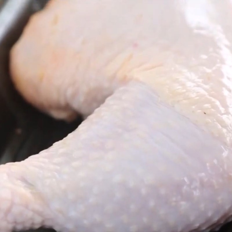 Bước 1 Sơ chế và luộc gà Gỏi gà chôm chôm