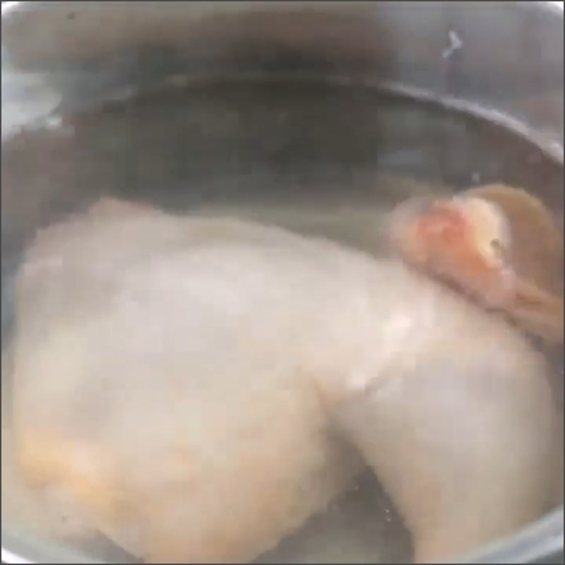 Bước 1 Sơ chế và luộc gà Gỏi gà chôm chôm
