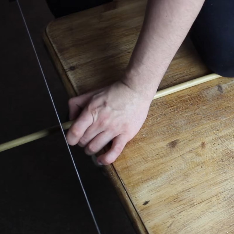 Bước 1 Cắt ống tre Cách làm ống hút tre