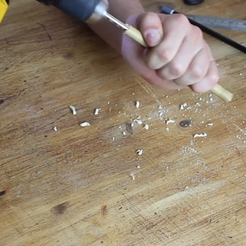 Bước 2 Vệ sinh bên trong ống tre Cách làm ống hút tre