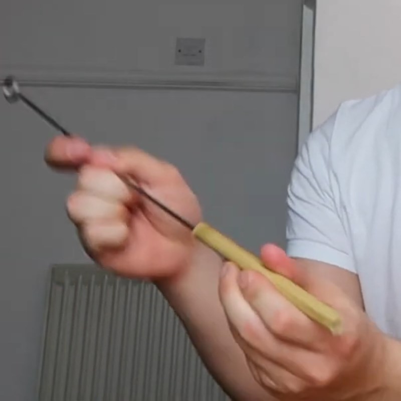 Bước 2 Vệ sinh bên trong ống tre Cách làm ống hút tre