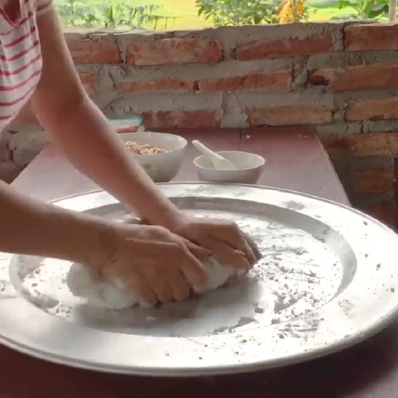 Bước 4 Xay gạo và trộn bột bánh Bánh tai Phú Thọ