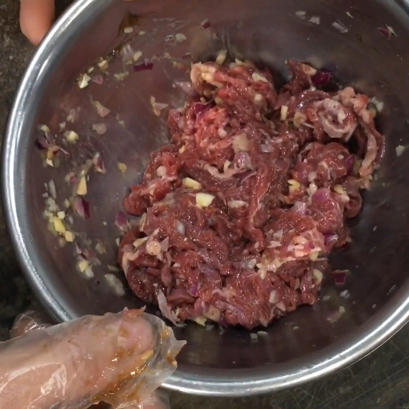 Bước 1 Sơ chế và ướp thịt bò Bò xào cần tỏi
