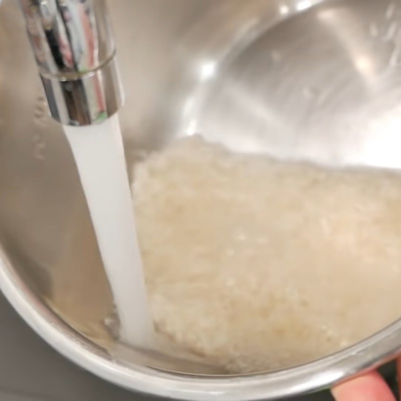 Bước 1 Vo gạo Nấu cơm bằng nồi áp suất