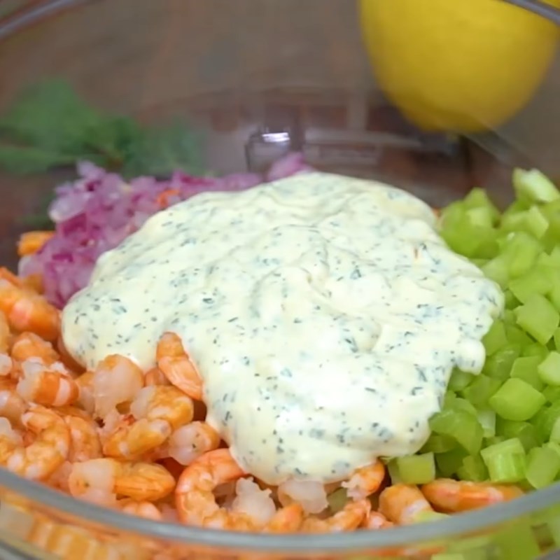 Bước 4 Trộn salad Salad tôm cần tây sốt mayonnaise