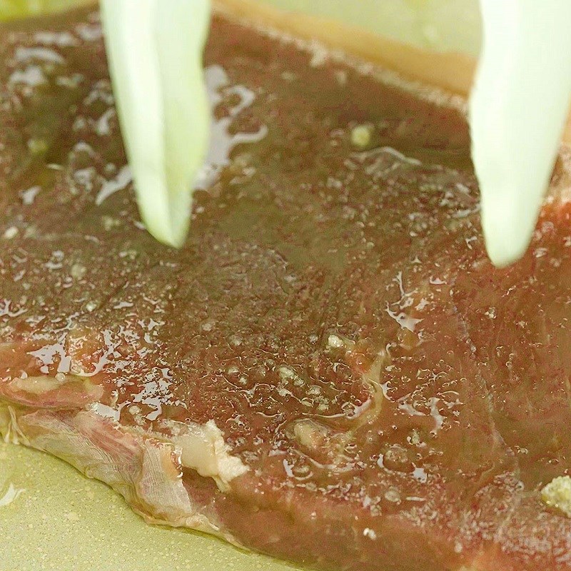 Bước 2 Áp chảo thịt bò Bò bít tết (Beefsteak) sốt kem nấm