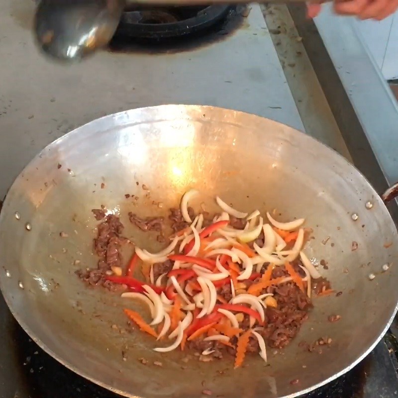 Bước 3 Xào thịt bò Bò xào cần tỏi