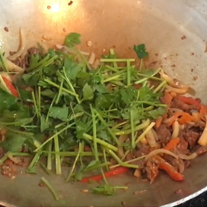 Bước 3 Xào thịt bò Bò xào cần tỏi