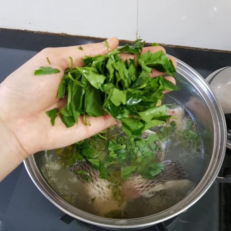 Bước 2 Nấu canh cá rô phi với lá giang Canh cá rô phi lá giang