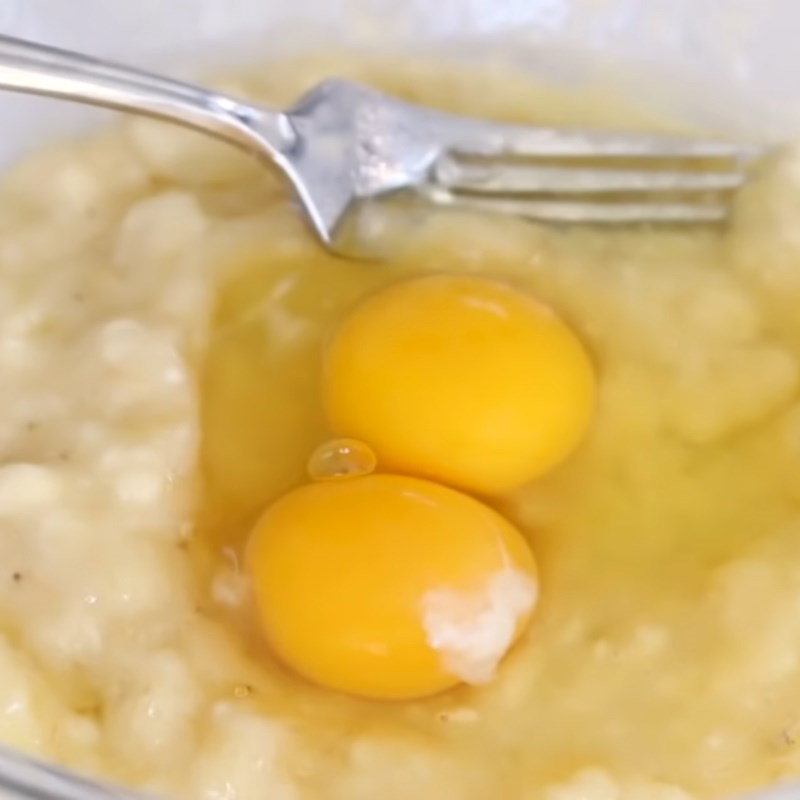 Bước 2 Trộn chuối với trứng và sữa chua Bánh chuối sữa chua nguyên cám bằng nồi chiên không dầu
