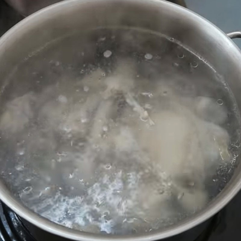 Bước 1 Sơ chế xương gà và nấu nước dùng Súp cua nấm đông cô